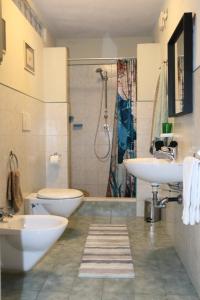 e bagno con servizi igienici, lavandino e doccia. di Molina apartment 213 a Pugnano