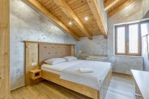 a bedroom with a bed and a window at Casa Viktor in Umag