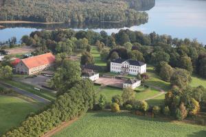 Floda纳斯劳特乡村民宿的享有湖上白色大房子的空中景色
