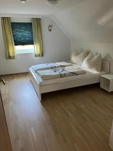 - une chambre avec un grand lit et une fenêtre dans l'établissement Apartment 2, à Lendorf