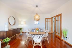 een eetkamer met een tafel en stoelen bij São Félix Seaside Oasis in São Félix da Marinha