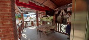 een balkon met een houten tafel en een vlag erop bij Pensiunea Mia in Statjunea Borsa