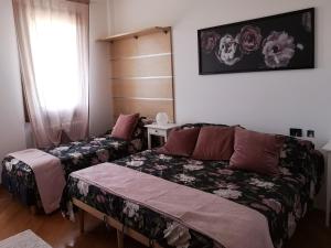 Habitación pequeña con cama y ventana en ABC Rooms en Valdobbiadene