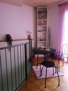 un comedor con mesa y sillas en una habitación en ABC Rooms en Valdobbiadene