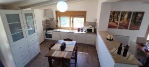 une cuisine avec une table et une salle à manger dans l'établissement Ellie's StoneHouse Gianapa, Porto Rafti, Greece, 190 03, GR, à Pórto Ráfti