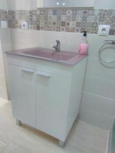 オルベラにあるCASA EN OLVERA CON TERRAZAのバスルーム(ピンクのシンク、シャワー付)
