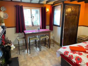 ein Zimmer mit einem Tisch und Stühlen und einem Bett in der Unterkunft Yarm cottages Haystack in Kirk Leavington + 9 Fotos