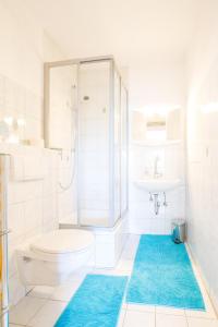 a bathroom with a toilet and a sink at Ferienhof Kluvetasch Appartement Nr 3 - Seestern in Rettin