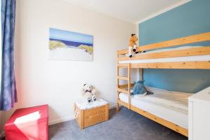 a bedroom with two bunk beds in a room at Ferienhof Kluvetasch Appartement Nr 4 Ostseeblick in Rettin