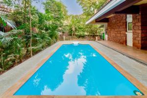 uma piscina no quintal de uma casa em SaffronStays Boulevard RockHouse - pool villa with amazing nature views em Lonavala