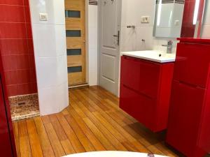 Croix-ChapeauにあるLa campagne dans l'Ocean à LA ROCHELLE les pieds dans la grangeのキッチン(赤いキャビネット、白いシンク付) +11枚の写真