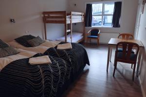 Tempat tidur dalam kamar di Hotel Hjardarbol