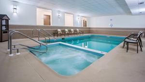 uma grande piscina com cadeiras num hospital em Holiday Inn Express & Suites Wyomissing, an IHG Hotel em West Reading