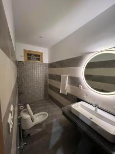 y baño con lavabo y espejo. en ISLE OF HIGHLAND TOURS Guest House, en Gilgit