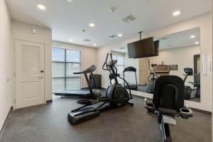 - une salle de sport avec des vélos d'exercice et une télévision dans la chambre dans l'établissement Extended Stay America Premier Suites - Augusta, à Augusta