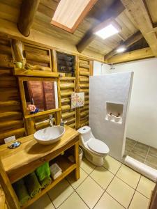 La salle de bains est pourvue de toilettes et d'un lavabo. dans l'établissement Cabañas Lamaite, à Sámara