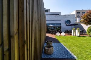 een hal met twee manden op een blauw tapijt bij 4615 Hotel in Felgueiras
