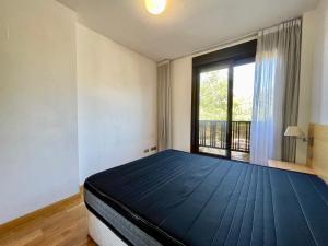 マドリードにあるApartamento en Madridのベッドルーム(大型ベッド1台、窓付)