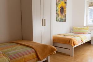 ein kleines Schlafzimmer mit einem Bett und einem Schrank in der Unterkunft Hof Timmermann - Kuhstall in Ottenstein
