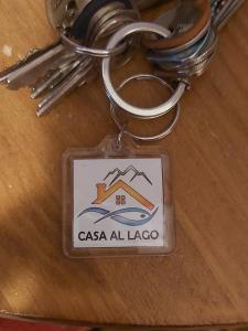 皮耶韋迪卡多雷的住宿－Casa al Lago tra le Dolomiti，带有csa al laoco的钥匙链