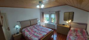 1 dormitorio con cama, tocador y espejo en Casa al Lago tra le Dolomiti, en Pieve di Cadore