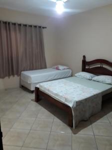 2 Betten in einem Zimmer mit in der Unterkunft Pousada Frei Galvão in Cachoeira Paulista