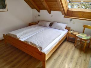 1 dormitorio con 1 cama y suelo de madera en Ferienwohnungen Gabi Hermann, en Bodman-Ludwigshafen