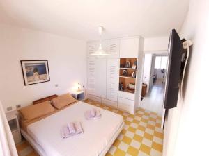 um quarto com uma cama com duas toalhas em sea house em Koutsounári