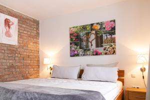 a bedroom with a bed and a brick wall at Hof Timmermann - Landhaus, unten in Ottenstein