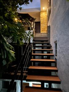un conjunto de escaleras que conducen a un edificio en Villa 38, en Playa del Carmen