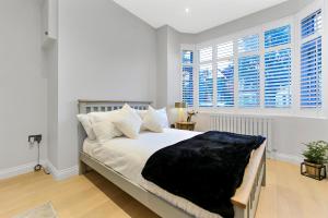 Katil atau katil-katil dalam bilik di Ground Floor Luxury Flat with Free Parking