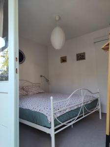 ein Schlafzimmer mit einem Bett in einem weißen Zimmer in der Unterkunft Holiday Home Paradizo in Veli Lošinj