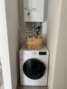 pralka z kuchenką mikrofalową w obiekcie Edmond Apartment w Hévízie