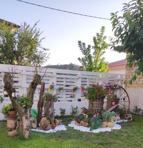 un jardín con una bicicleta y flores en un patio en CASE DI BACCO, en Agropoli