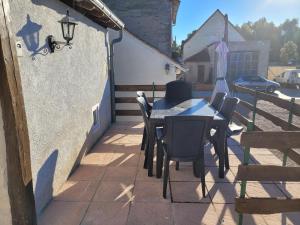 un patio avec une table et des chaises et un bâtiment dans l'établissement Gîte de Charme proche Loire à Vélo avec Jacuzzi Privatif, à Savonnières