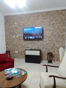 TV a/nebo společenská místnost v ubytování Precious Apartment