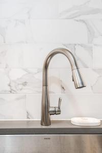 een keukengootsteen met een kraan van geborsteld nikkel bij Abode Nashville - Germantown in Nashville +82 foto's