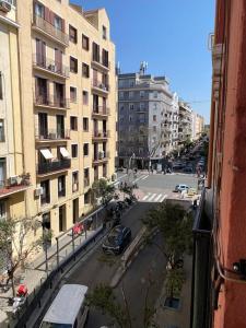 uma vista para uma rua numa cidade com edifícios em Parque El Retiro Madrid em Madri
