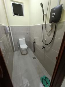 een badkamer met een douche en een toilet bij Fadli HOMESTAY in Kota Bharu