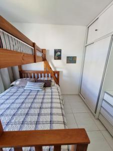 ein Schlafzimmer mit einem Etagenbett und einem Schrank in der Unterkunft Flat Sun House Muro Alto - Conforto e Estrutura de Resort in Ipojuca + 51 Fotos
