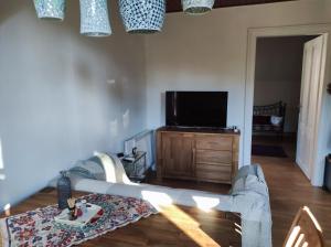 salon z kanapą i telewizorem w obiekcie Zentrale Lage in Bad Ischl - Top 4 w mieście Bad Ischl +6 zdjęć