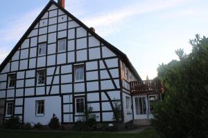 a black and white house with a gambrel at Hof Timmermann - Landhaus, unten in Ottenstein