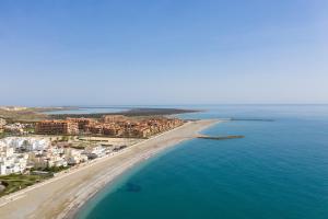 een luchtzicht op een strand en de oceaan bij Dream Sea Apartments in Almerimar