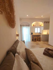 ein Wohnzimmer mit einem Bett und einer Küche in der Unterkunft Le Dimore di Thesia - La Piccinna - La Beddha in Otranto