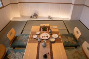 A seating area at 久Hisashi新栄店民泊