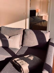 un divano con cuscini e una coperta di Apartment Romanshorn von Swisspartments a Romanshorn