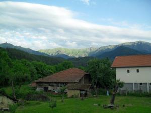 アプリルツィにあるRoden Dom Holiday Homeの山を背景にした畑の二棟