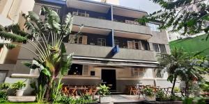 ein Gebäude mit vielen Pflanzen davor in der Unterkunft Copacabana Blue Hotel in Rio de Janeiro