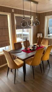 una mesa de comedor y sillas con árboles de Navidad en Sanderstølen Hytter, en Sanderstølen