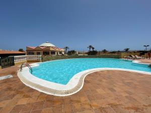 una gran piscina en un complejo en AGPI Fuerteventura Apartments Internet Fibra WIFI GRATIS, en Costa Calma